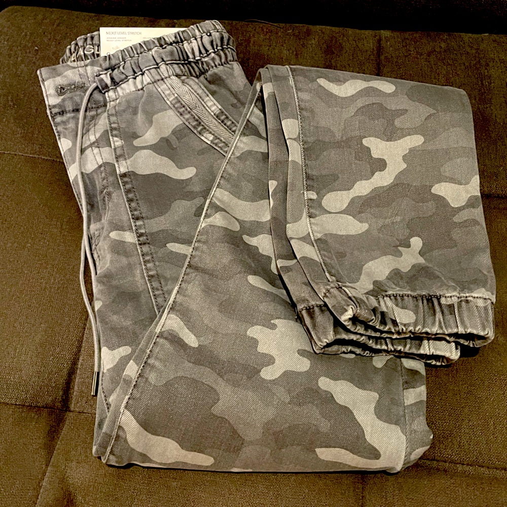 American Eagle camouflage cargo pants, new with tags, size 0 (25W)